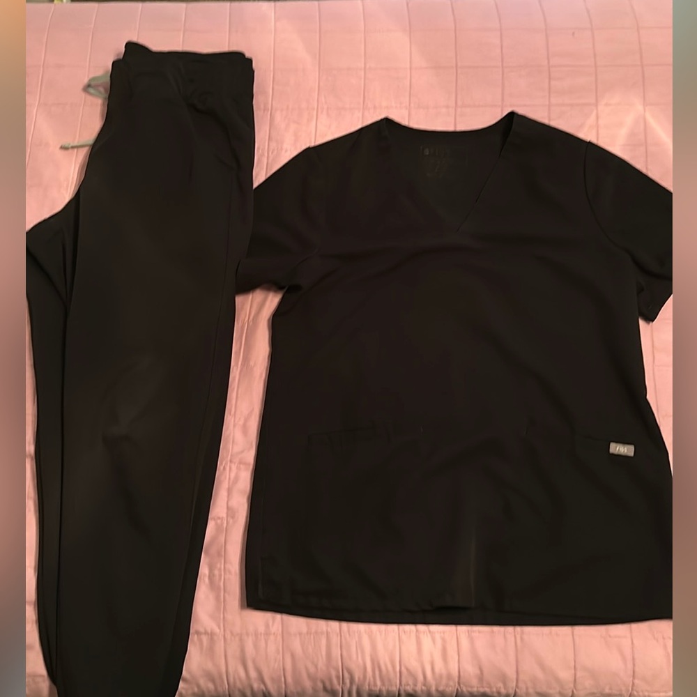 Black medium women’s figs scrubs